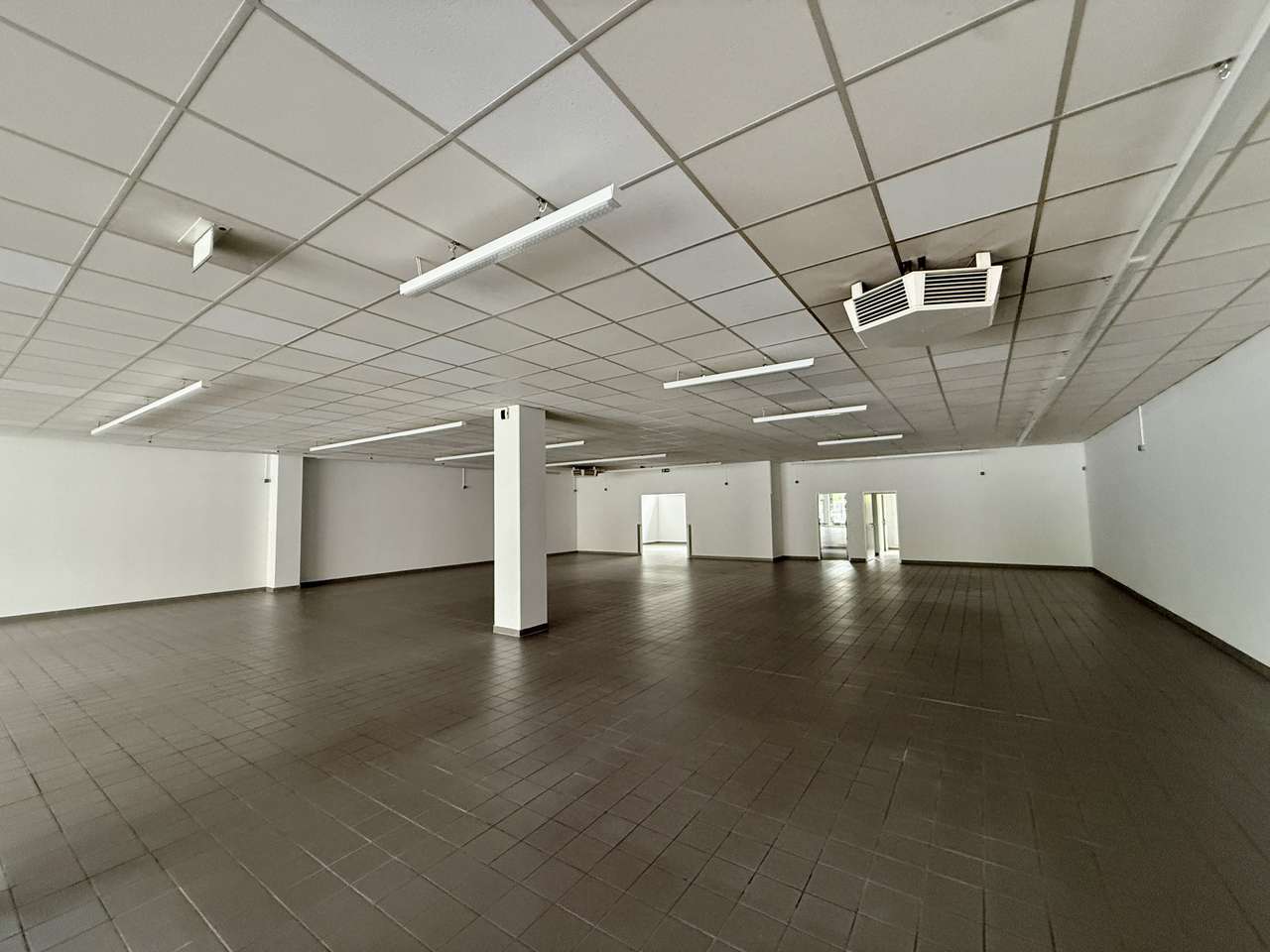 476 Quadratmeter Fläche im Einkaufszentrum Weißensee