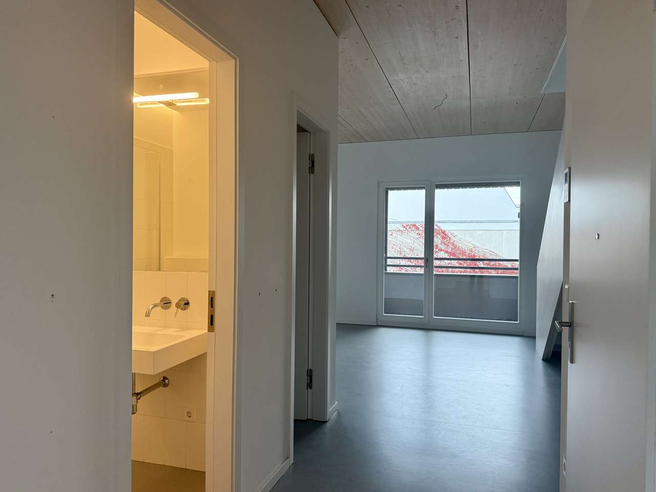 Modernes Maisonette-Dachgeschoss mit drei Balkonen und weitem Blick