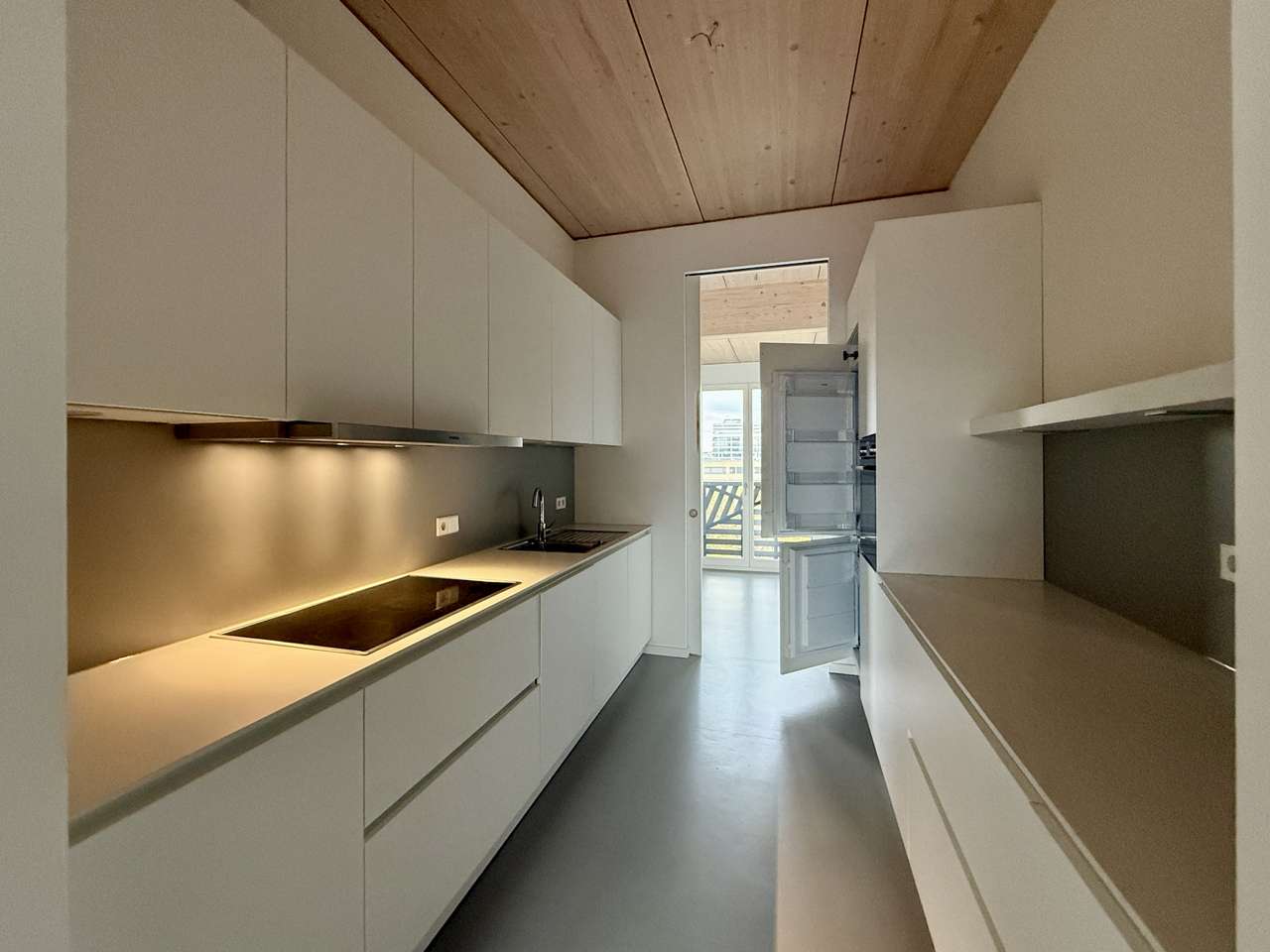 Modernes Maisonette-Dachgeschoss mit drei Balkonen und weitem Blick