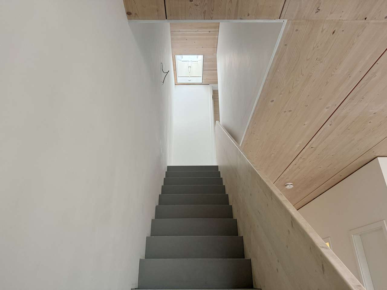 Modernes Maisonette-Dachgeschoss mit drei Balkonen und weitem Blick