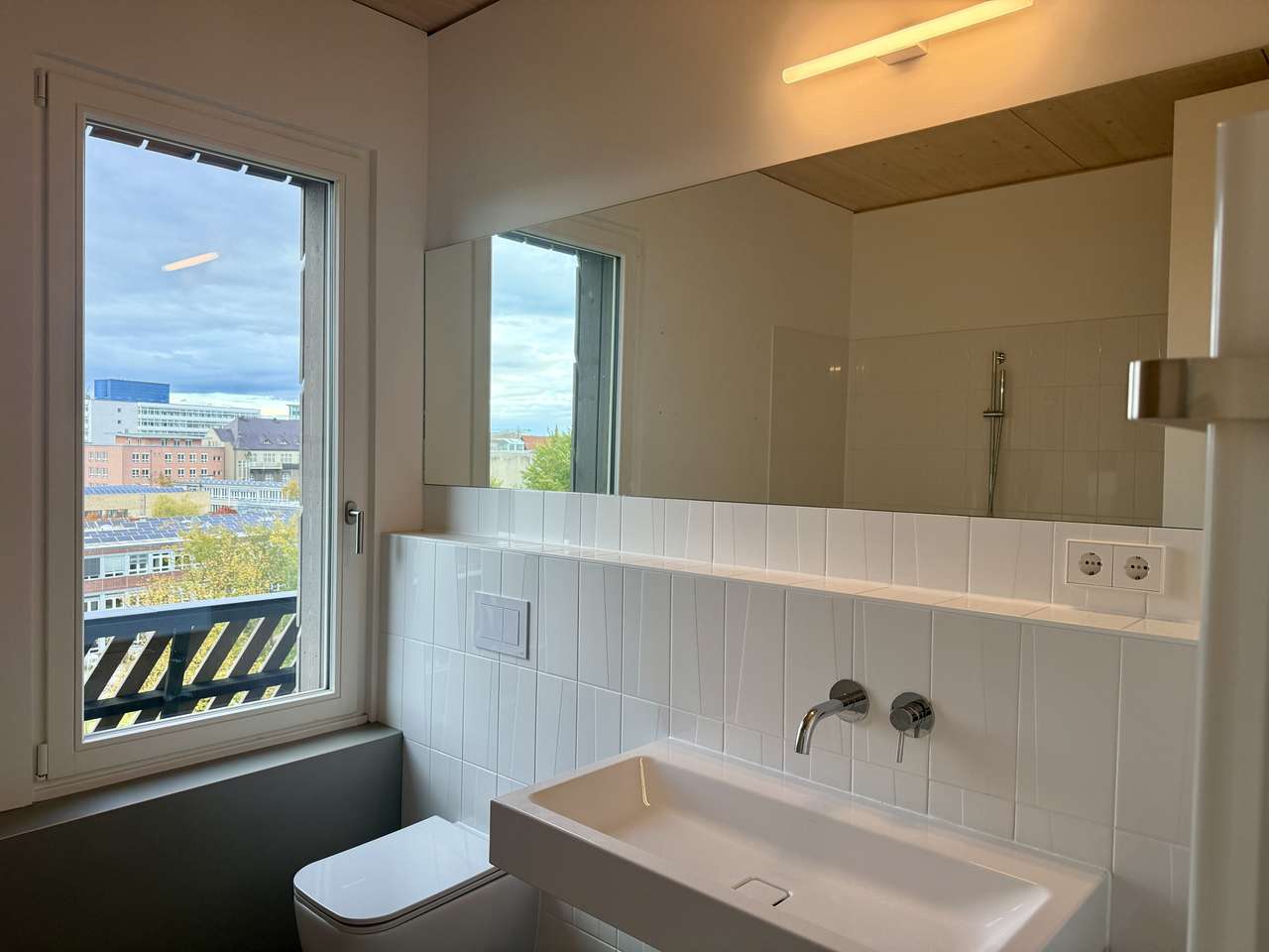 Modernes Maisonette-Dachgeschoss mit drei Balkonen und weitem Blick