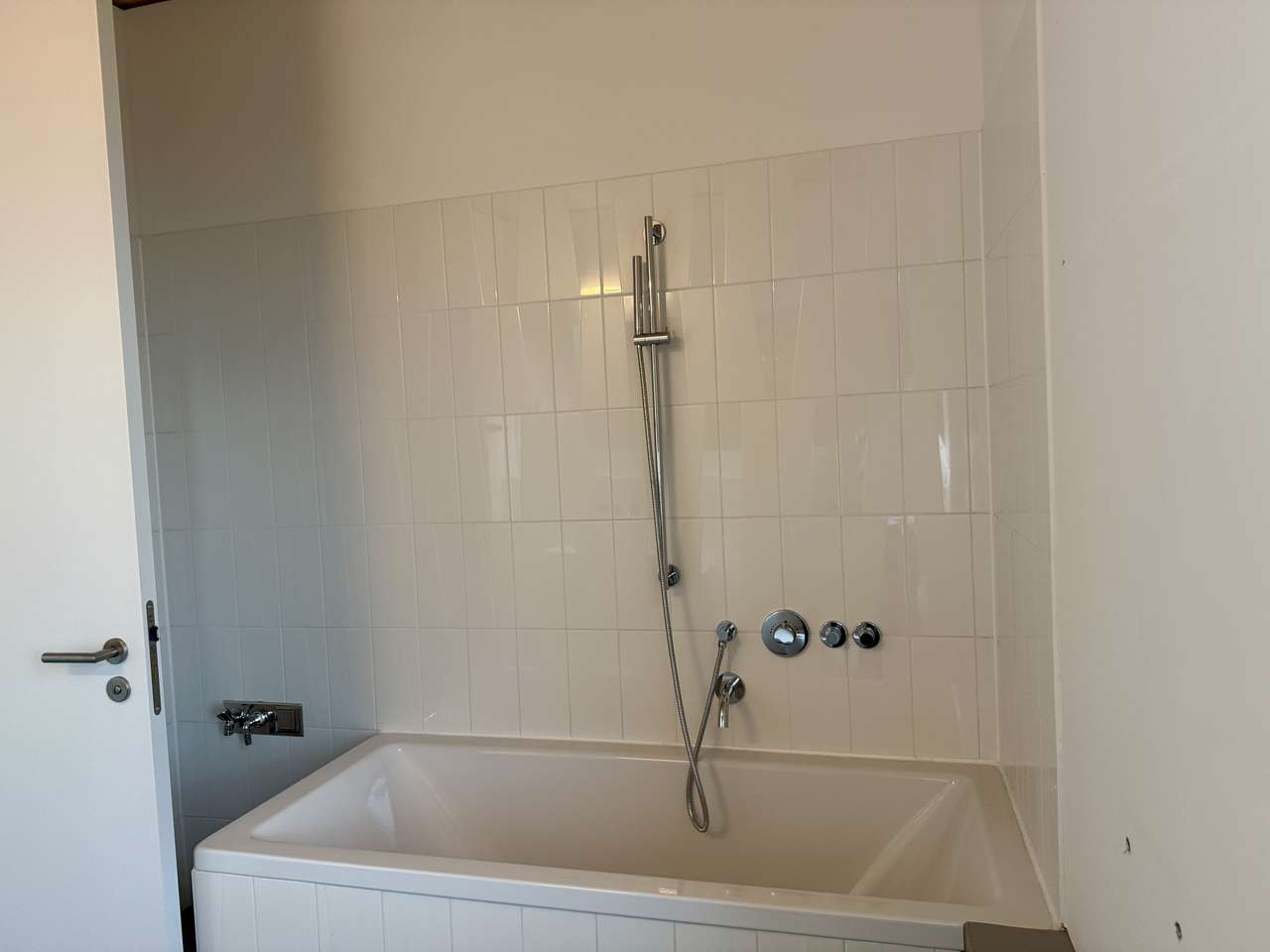 Modernes Maisonette-Dachgeschoss mit drei Balkonen und weitem Blick