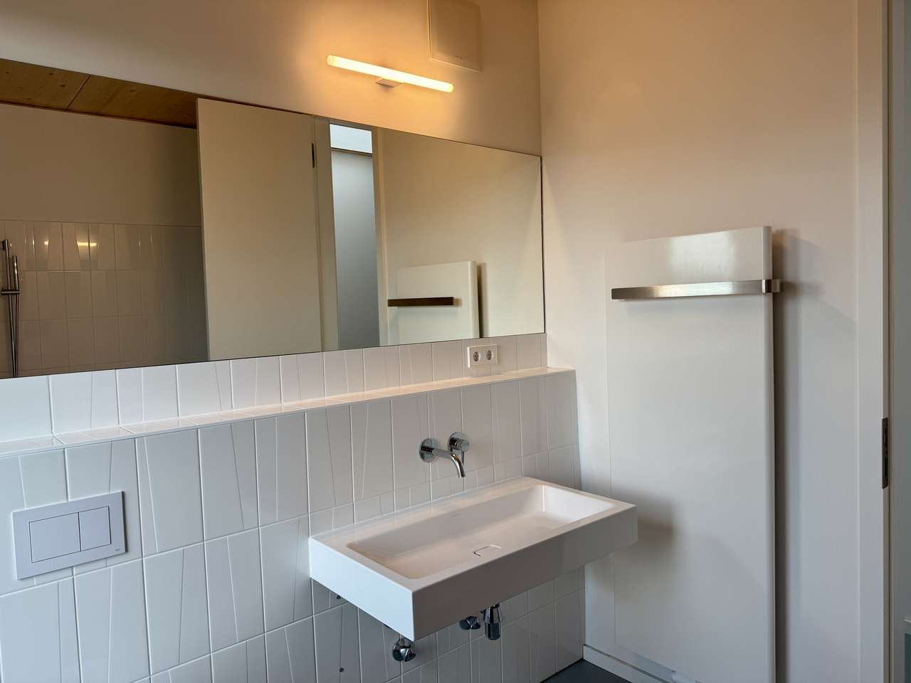 Modernes Maisonette-Dachgeschoss mit drei Balkonen und weitem Blick
