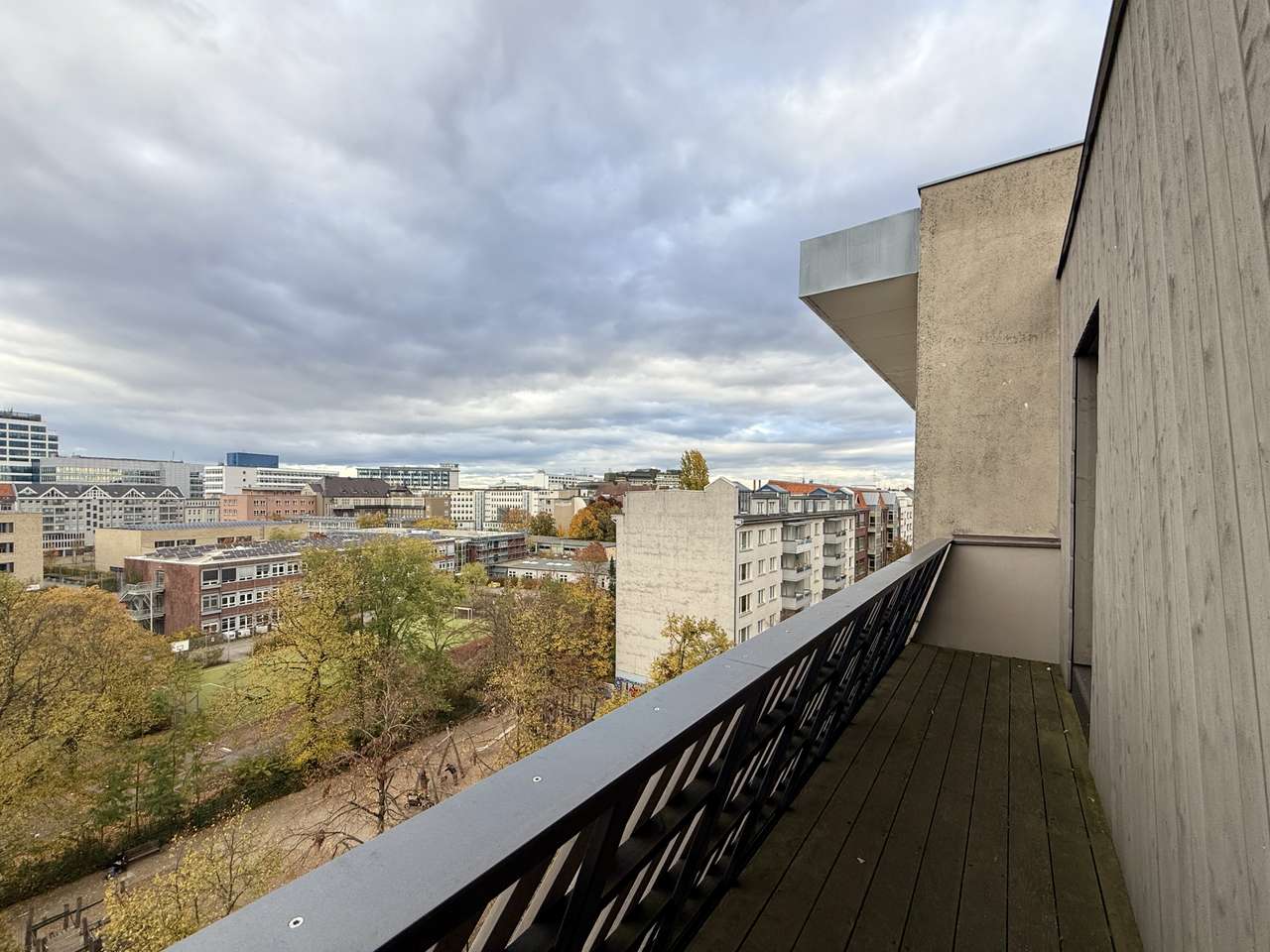 Modernes Maisonette-Dachgeschoss mit drei Balkonen und weitem Blick
