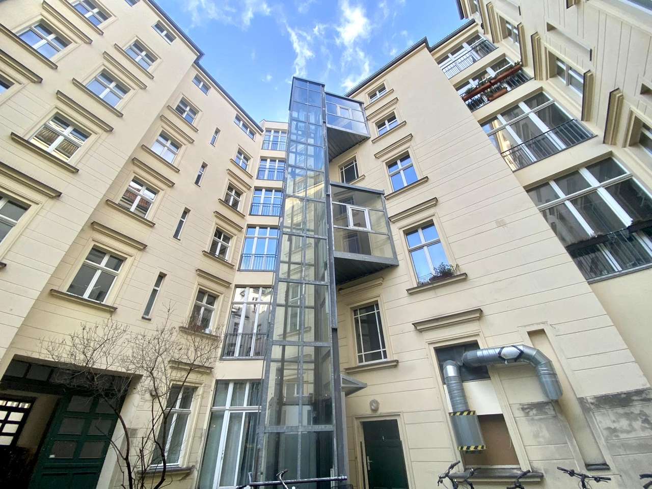 TOPLAGE provisionsfrei, z.Zt. vermietete 4-Zi-Altbau mit Fahrstuhl im 3. OG