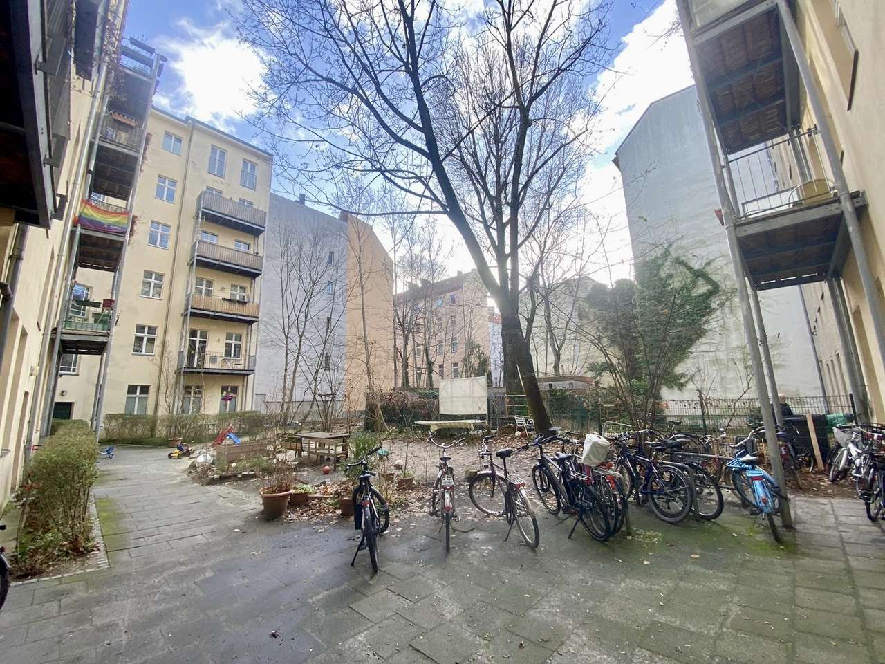 TOPLAGE provisionsfrei, z.Zt. vermietete 4-Zi-Altbau mit Fahrstuhl im 3. OG