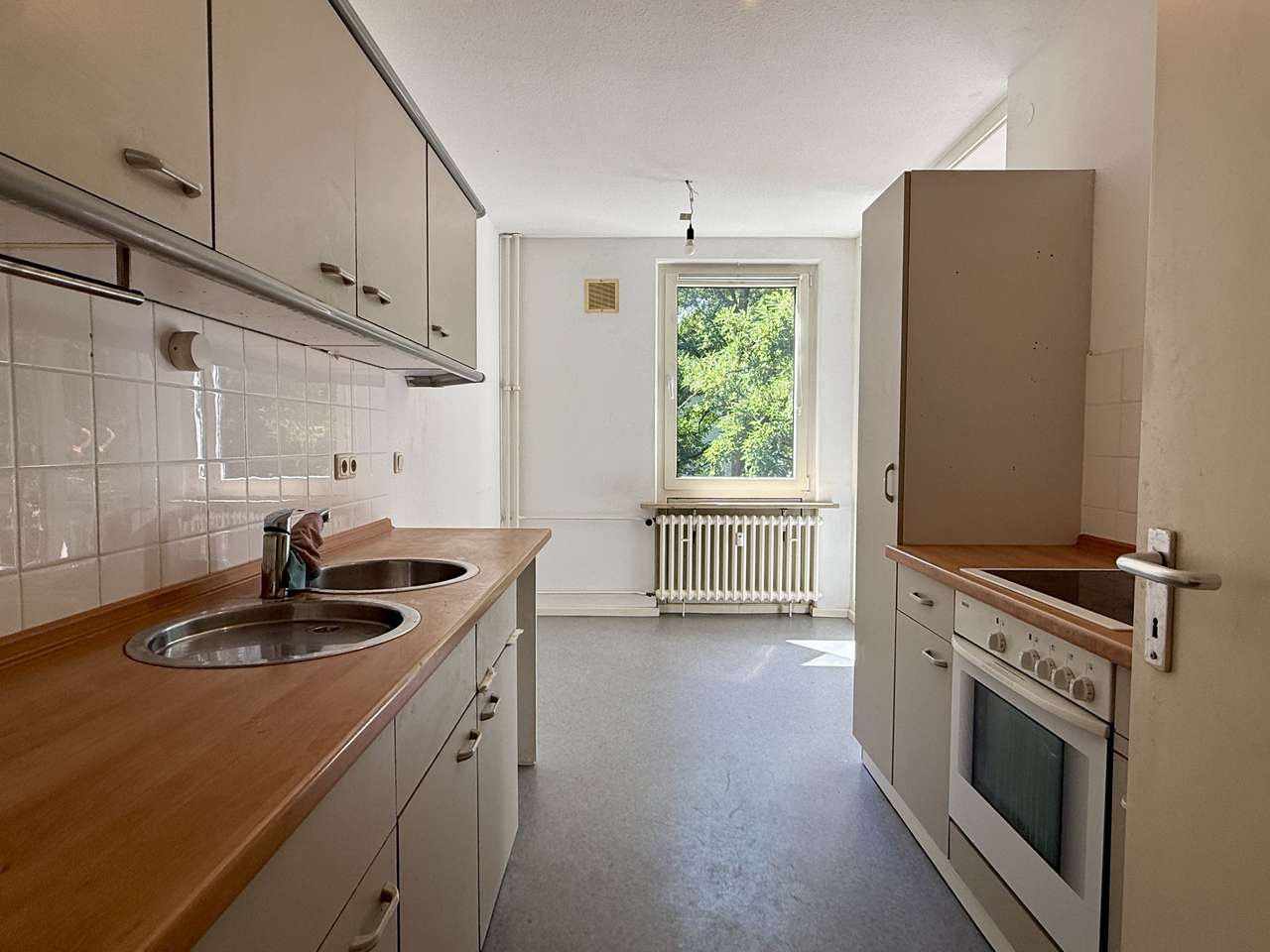 Bezugsfrei & im Grünen: Großzügige 3-Zimmer-Wohnung mit Balkon in der Pfarrsiedlung Rudow