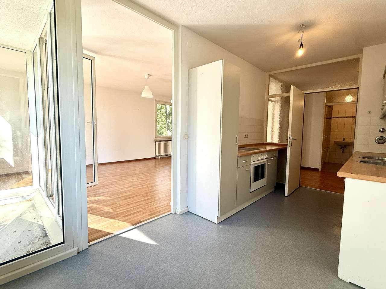 Bezugsfrei & im Grünen: Großzügige 3-Zimmer-Wohnung mit Balkon in der Pfarrsiedlung Rudow