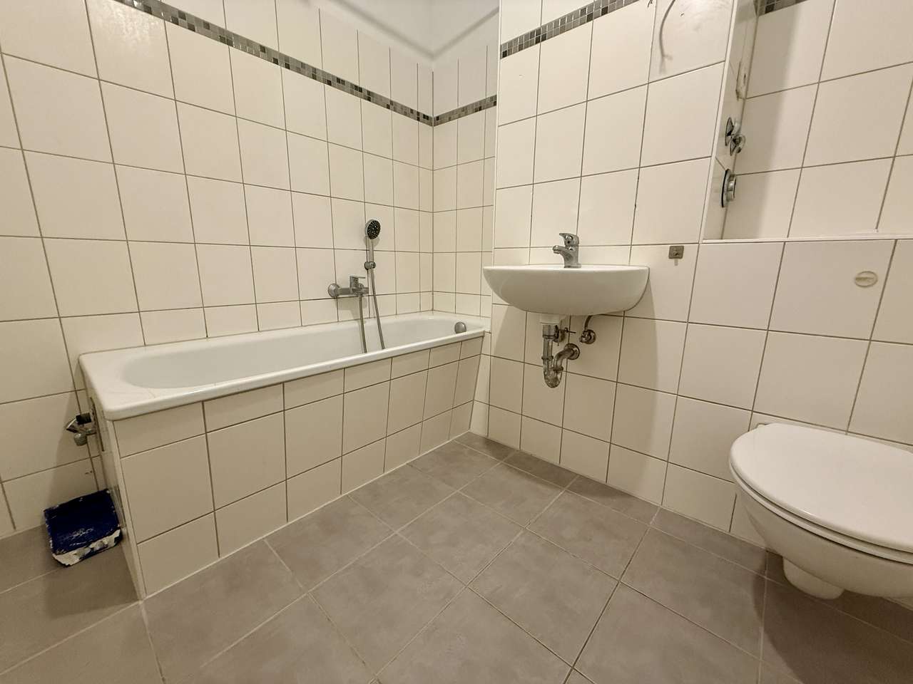 Bezugsfrei & im Grünen: Großzügige 3-Zimmer-Wohnung mit Balkon in der Pfarrsiedlung Rudow
