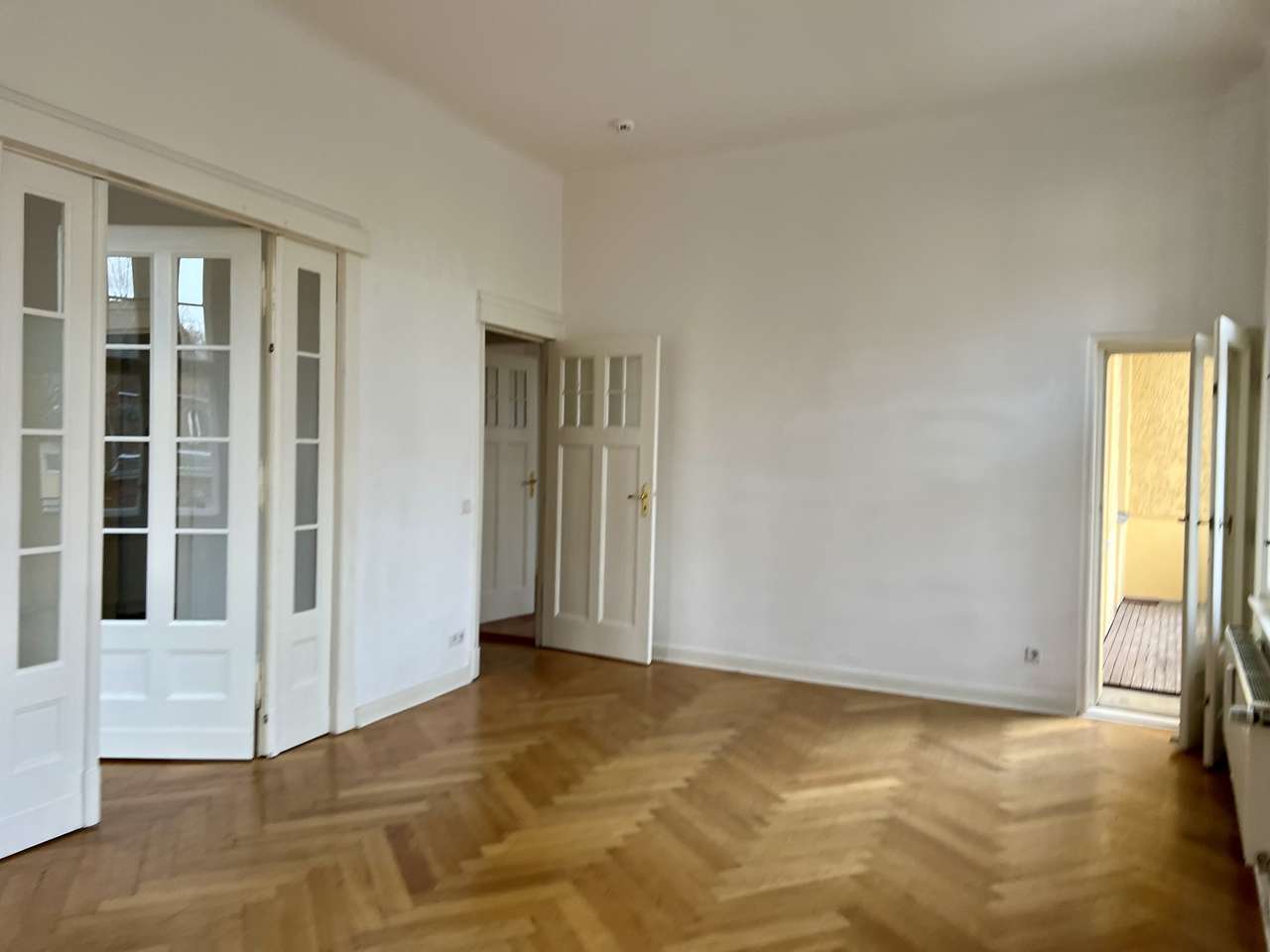 4 Zimmer Altbau Wohnung mit 2 Balkonen