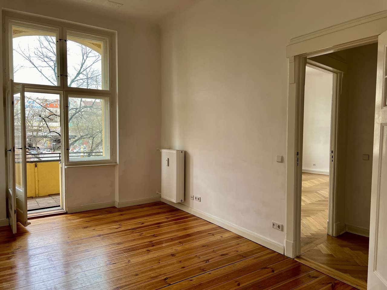 4 Zimmer Altbau Wohnung mit 2 Balkonen