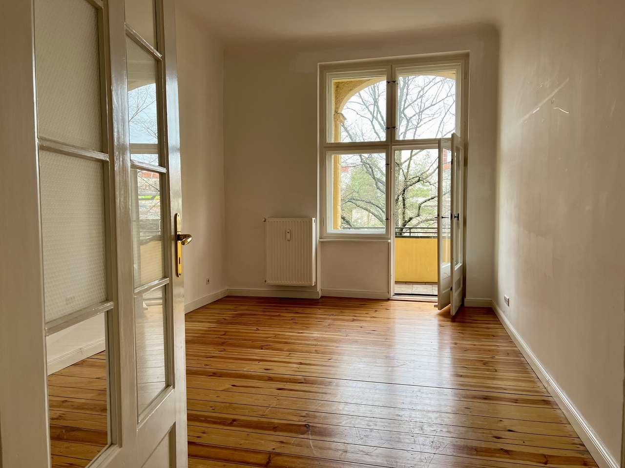 4 Zimmer Altbau Wohnung mit 2 Balkonen