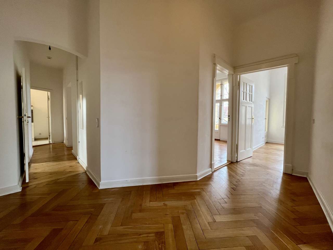 4 Zimmer Altbau Wohnung mit 2 Balkonen