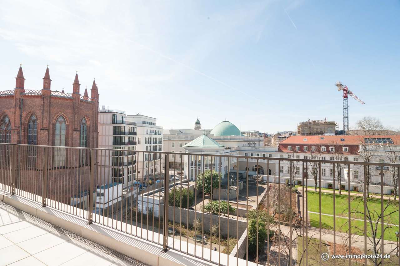 Berlin: Maisonettewohnung mit 2 Terrassen und Blick auf das Kronprinzenpalais Berlin: Maisonettewohnung mit 2 Terrassen und Blick auf das Kronprinzenpalais