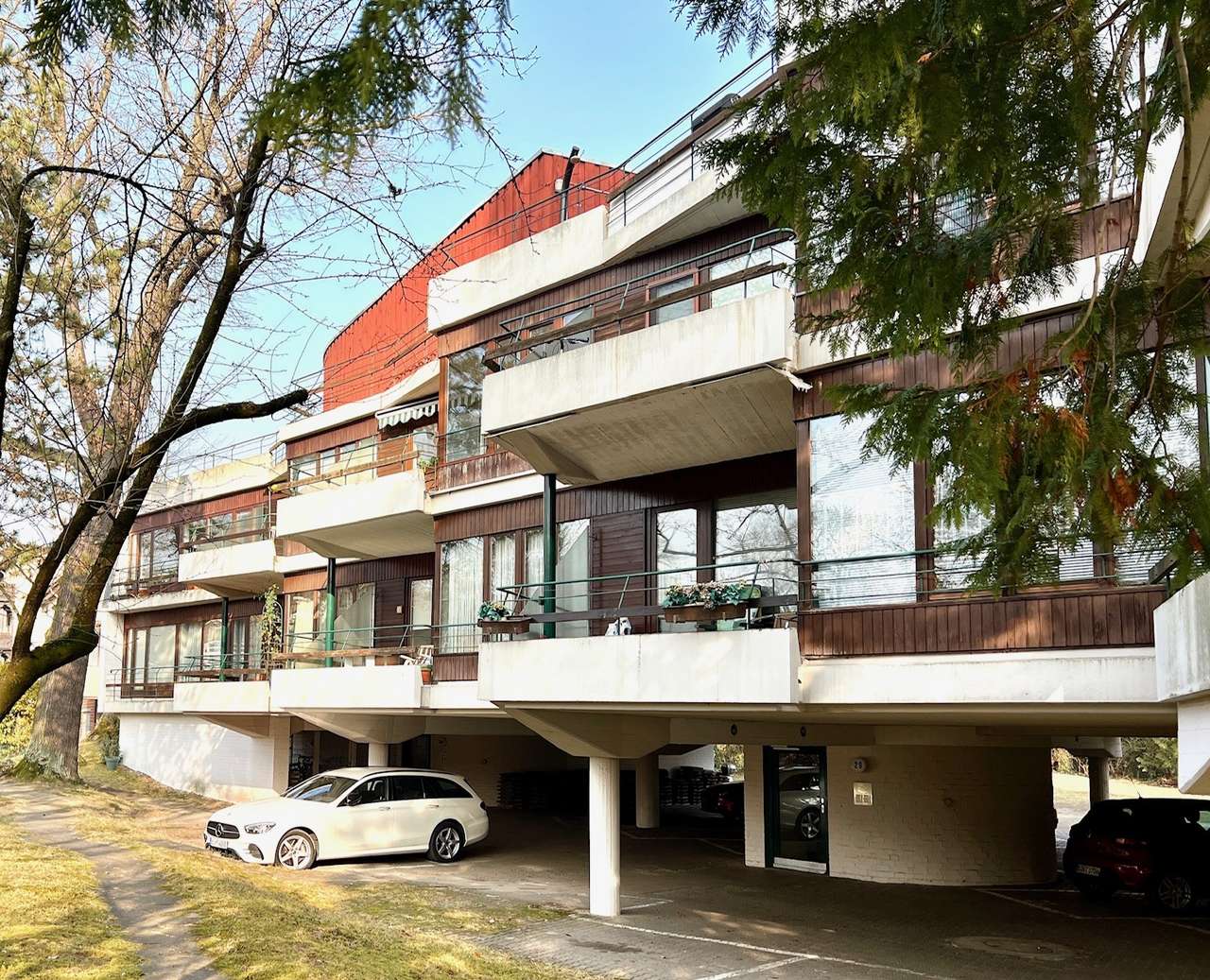 Hausansicht mit Stellplätzen Hausansicht mit Stellplätzen