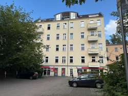Hausansicht mit Stellplätzen
